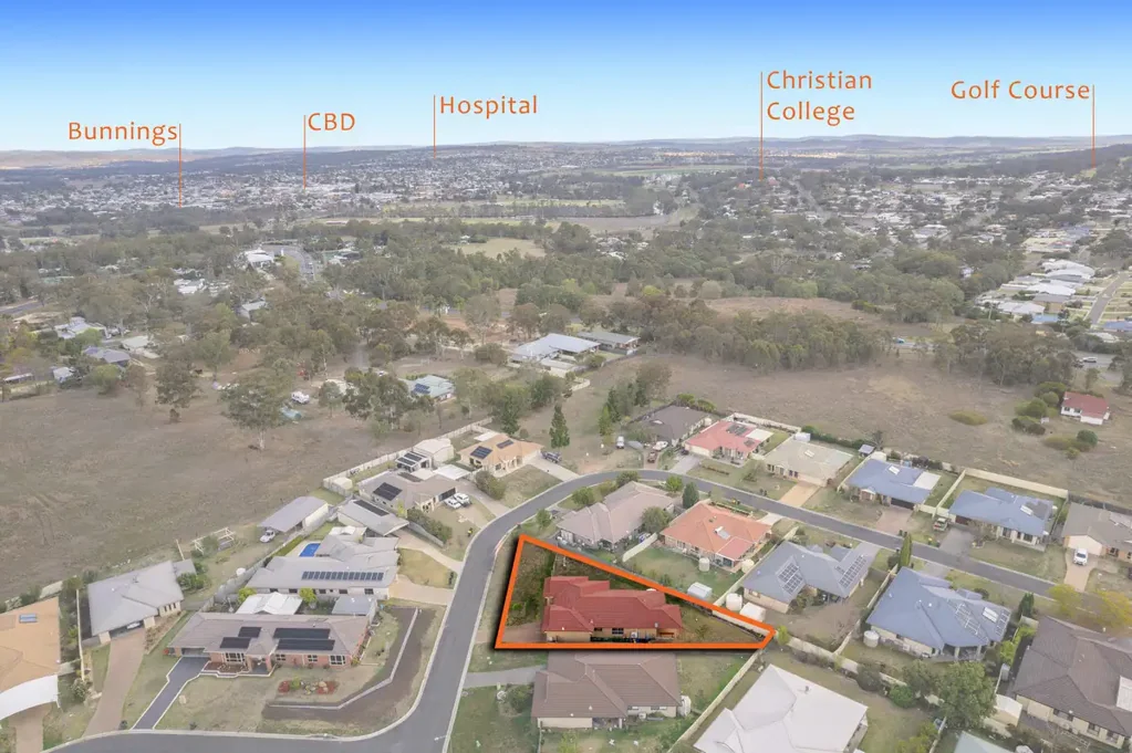 Warwick 4 Bedroom SPACIOUS LOWSET BRICK HOME ON  845m²