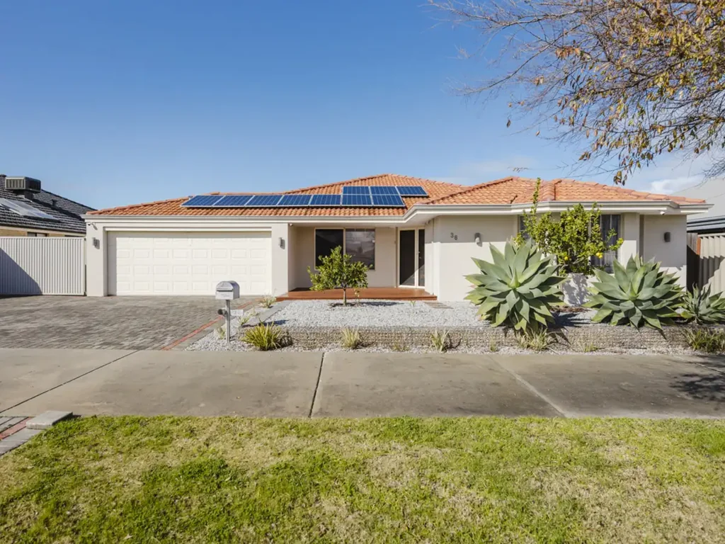 Butler 6ਬੈੱਡਰੂਮ A WHOPPING 6 BED, 2 BATH, THEATRE, POOL & GAZEBO - 672sqm BLOCK!