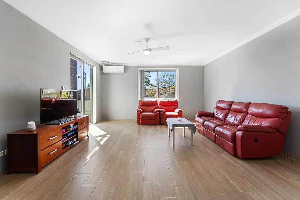 Beverly Hills 2房  Spacious 2-Bedroom unit with 2 carspaces - Steps to Beverly Hills Station!