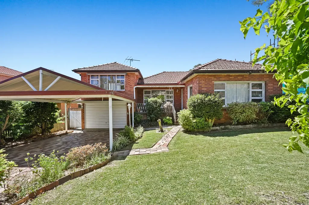 North Ryde 3房 安静追捧地点 581平平地地块 16.15米前沿 三卧带granny flat 主卧带空调 两浴加户外泳池 厨房带电器 遮盖娱乐区 带锁车库 3 bedroom home plus granny flat. Duplex Development Potential (STCA)