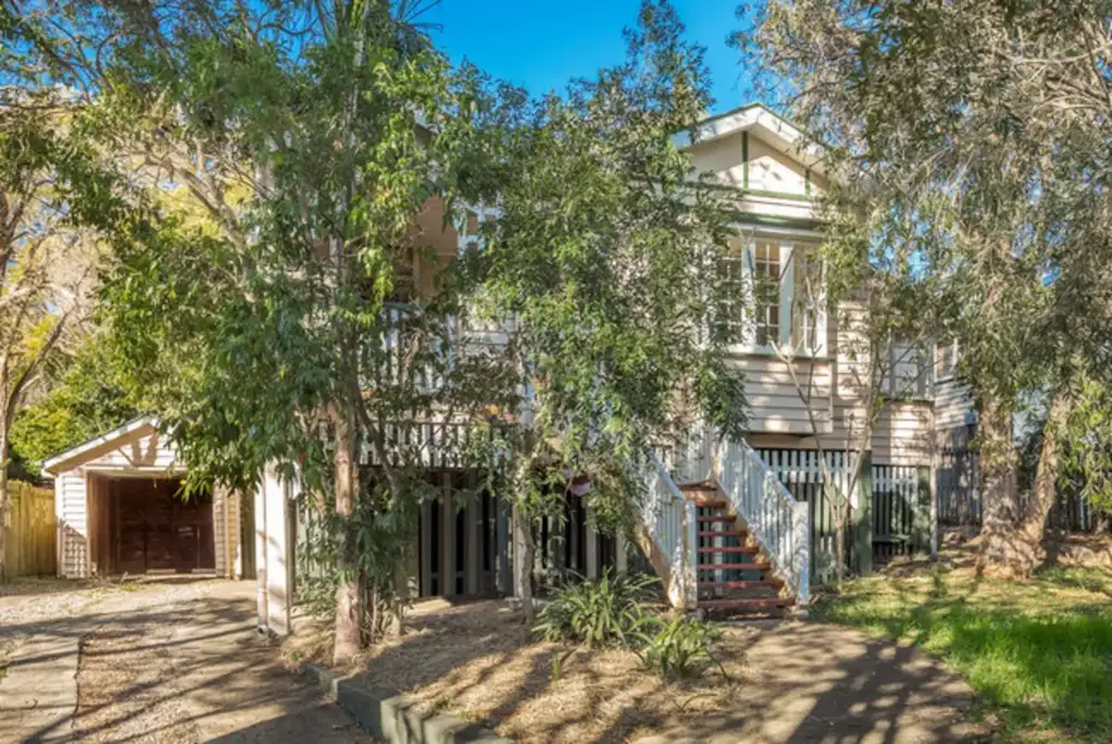 Magnificent Queenslander in a Great Location.