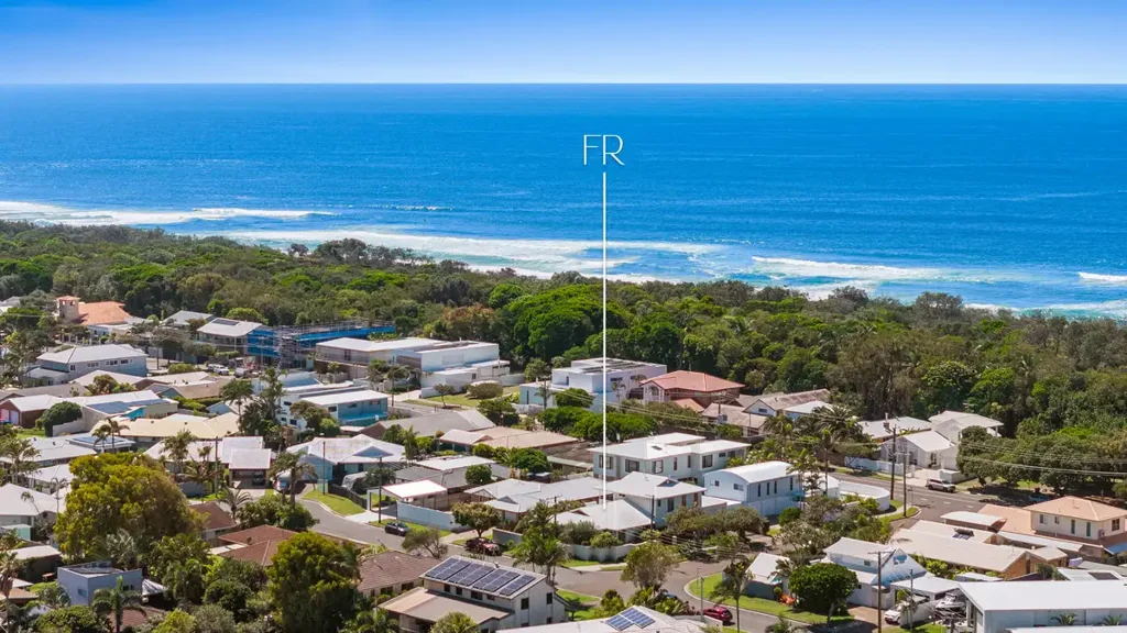 Bokarina 4ห้องนอน Priced to Sell - 50 metres to the beach...