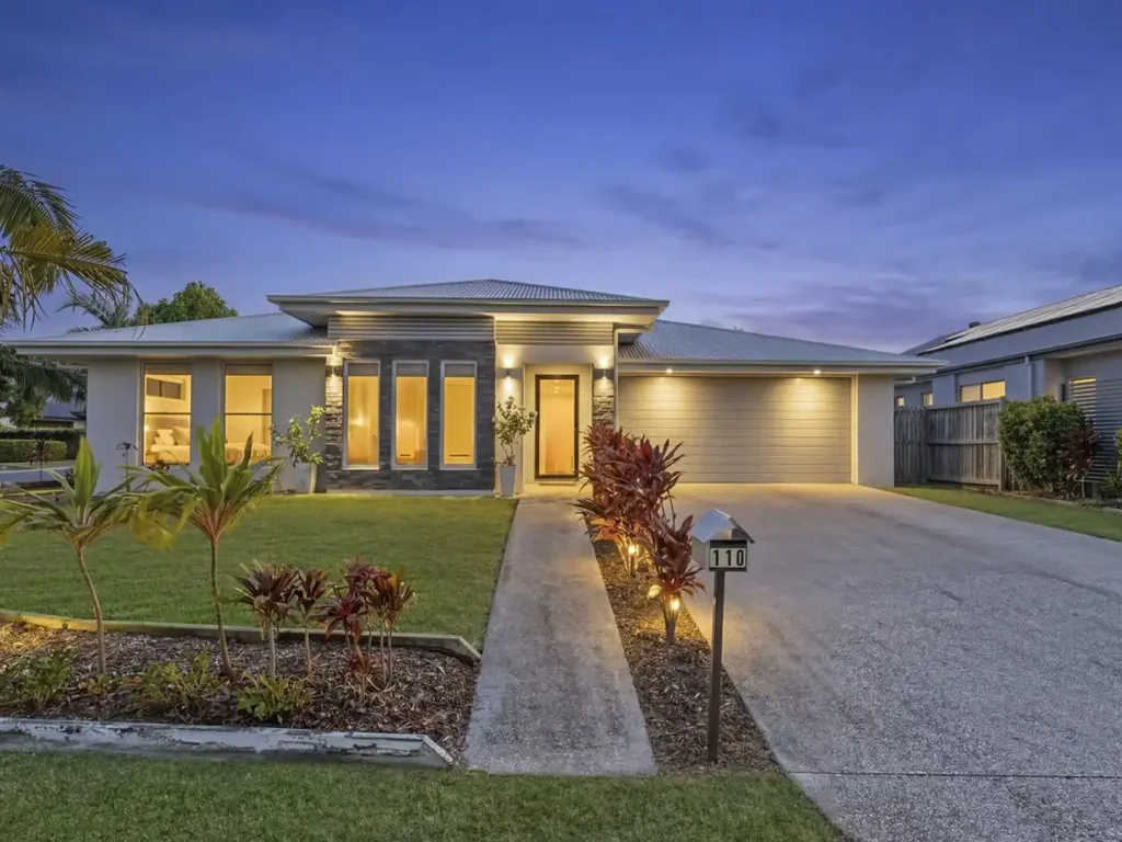 Banksia Beach 3房 中心海岸地块 精装修联排 三卧两卫 开放布局 现代厨房 全新状态 双车位车库 低维护奢居 Investors Only
