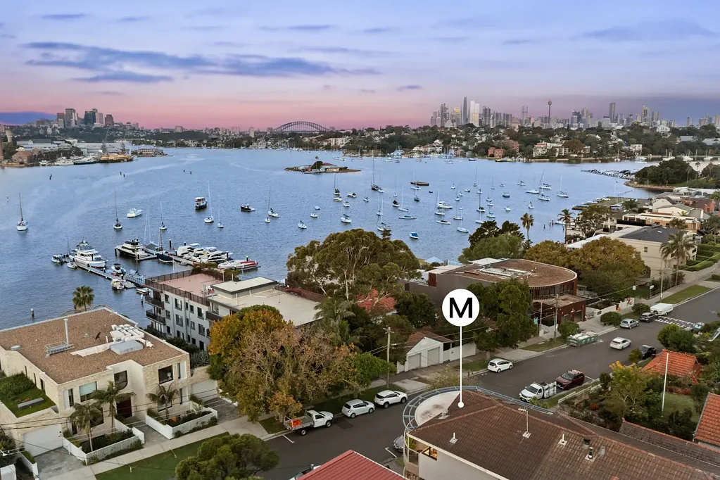 Drummoyne 3房 港湾天际线景 宽敞高顶空间 环绕阳台景观 精致钢制厨房 独立用餐办公 三卧主套双卫 木地空调车位 靠近港湾Bay Run Exclusive waterside living with mesmerising city to harbour views