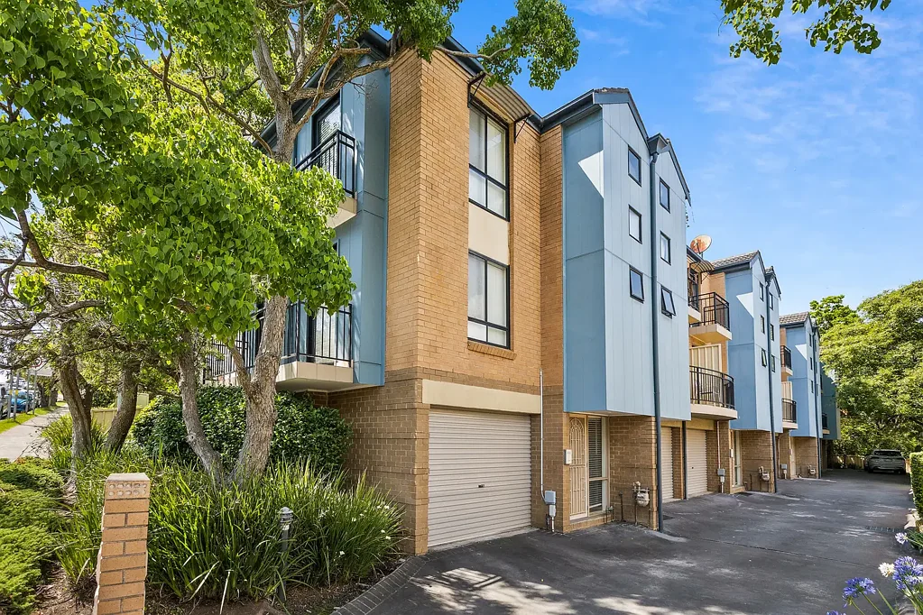 Contemporary Tri-Level Townhouse – Ideal for the Urban Dweller