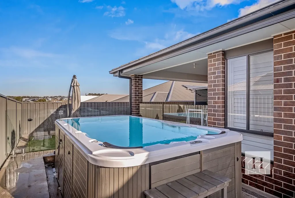 Wyee 4chambre Executive Living with Swim Spa and Rare Secure Caravan or Boat Parking