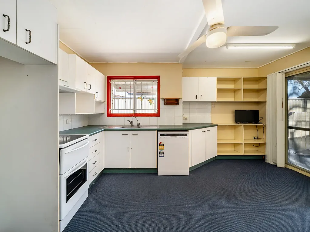 Redcliffe 2બેડરૂમ Lowset Brick with Huge Potential in Central Redcliffe