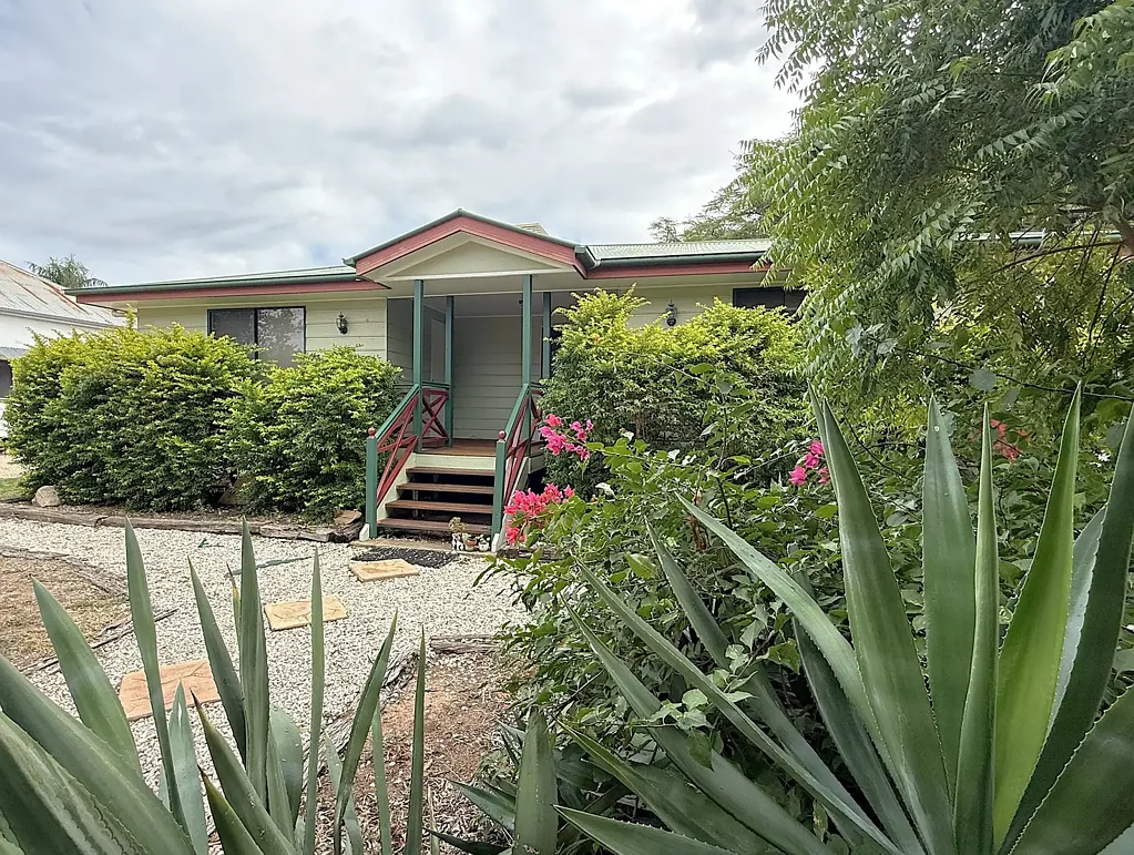 Longreach 3 Slaapkamer Large Family Home in Great Location!