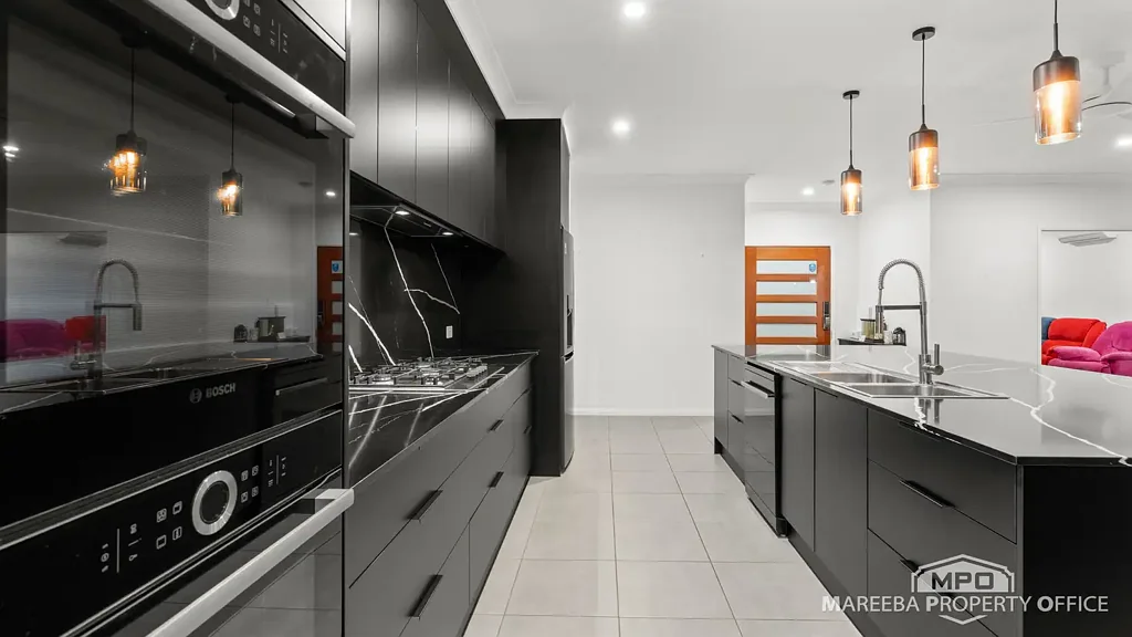 Mareeba 4બેડરૂમ Executive Family Living on 4,089m² with Shed, Solar & Entertaining