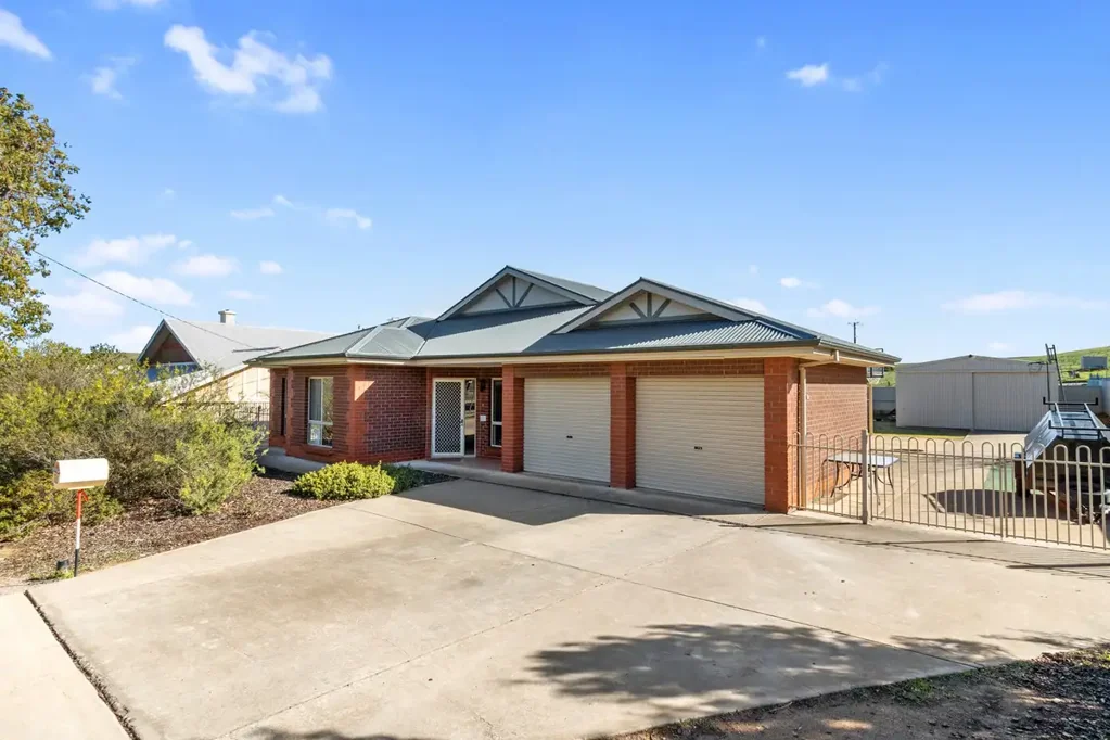 Burra 4 Bedroom Modern Comfort Meets Country Charm