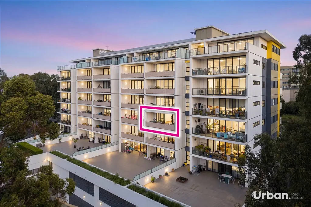 Rouse Hill 3房 宽敞三居室 朝东阳台瞰公园 东向采光足 2车位+访客位 高天花板 Caesarstone橱柜台面 燃气灶 全洗衣房 主卧带套间 近泳池网球场 距Town Centre仅百米 距Metro四百米 Convenience + Lakeview 3 bed exec. level apartment