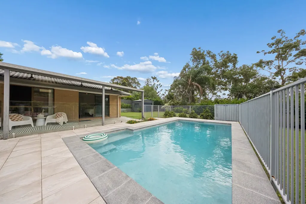 Robina 3ห้องนอน Stylish Family Sanctuary with Fabulous Poolside Living!