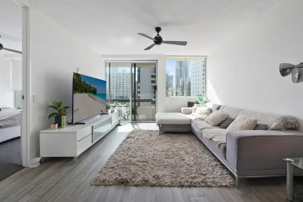 Surfers Paradise 3房  Vacant & Renovated Coastal Retreat with Ocean Views in Boutique Beachside Building