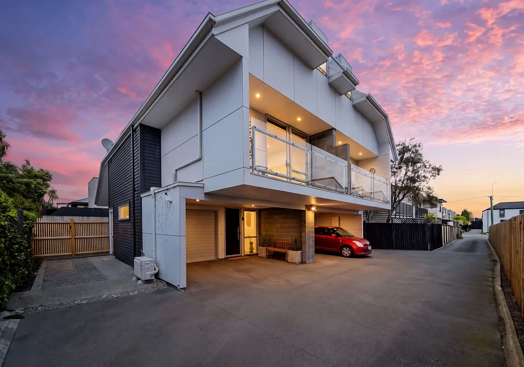 Saint Albans 2房  Rear Duplex Unit - Larger than Most!