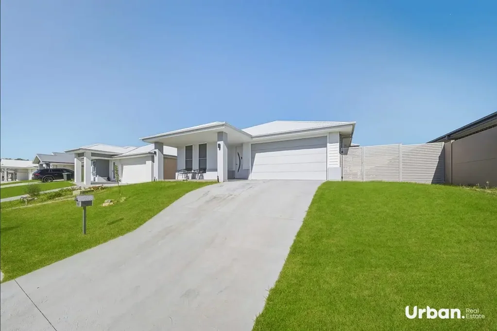 Stunning Large 5 Bedroom Home in Huntlee!