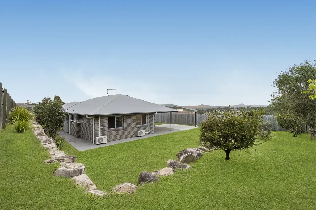 Beaudesert 4房 山景背景绝佳  四卧宽敞舒适  厨房起居流畅  户外娱乐空间  双车位车库  太阳能节能  家校生活便利 Stunning Family Home With Breathtaking Mountain Views