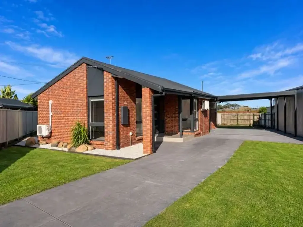 Melton South 4 Slaapkamer Space to Spread Out — 4 Bedroom Home on a Huge 852m² Block with Room for 4 Cars