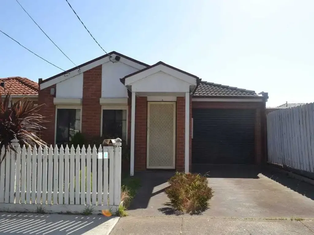 Lalor 3房 装修精良3卧2卫 安全锁车库 开放式起居 低维护布局 便捷生活设施 Great Location — Perfect Family Home!