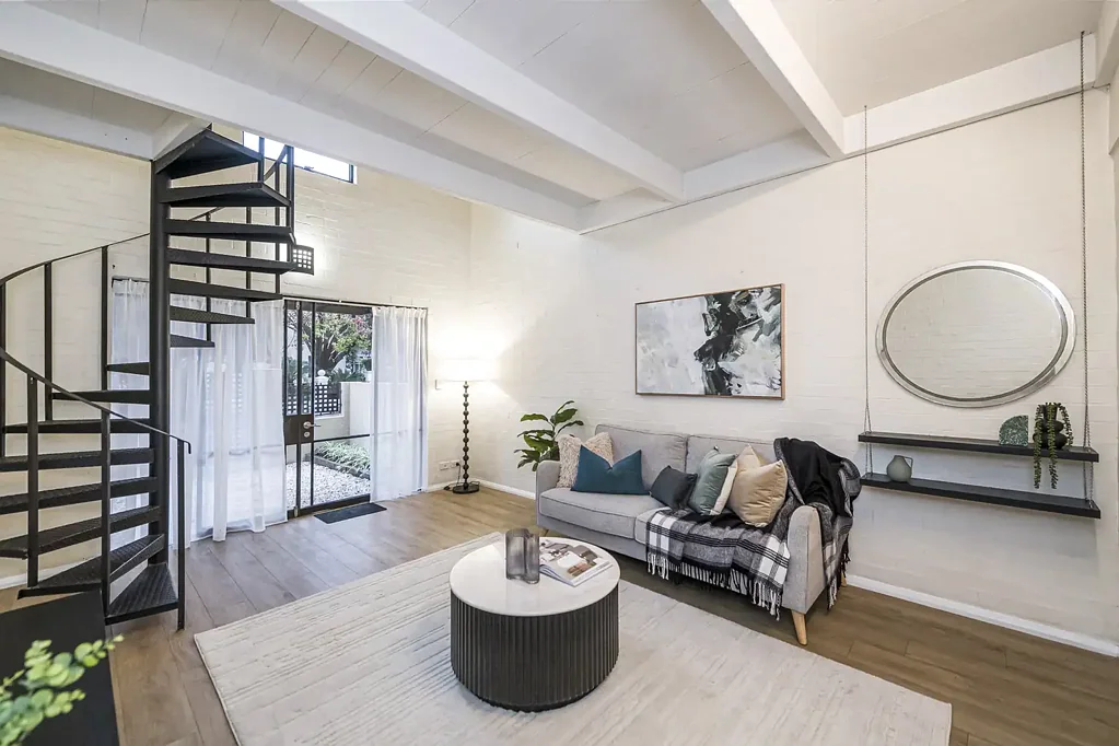 Northbridge 2 Slaapkamer 2 COURTYARDS. 2 CAR BAYS. HIGHLY SOUGHT-AFTER LITTLE SHENTON LANE.