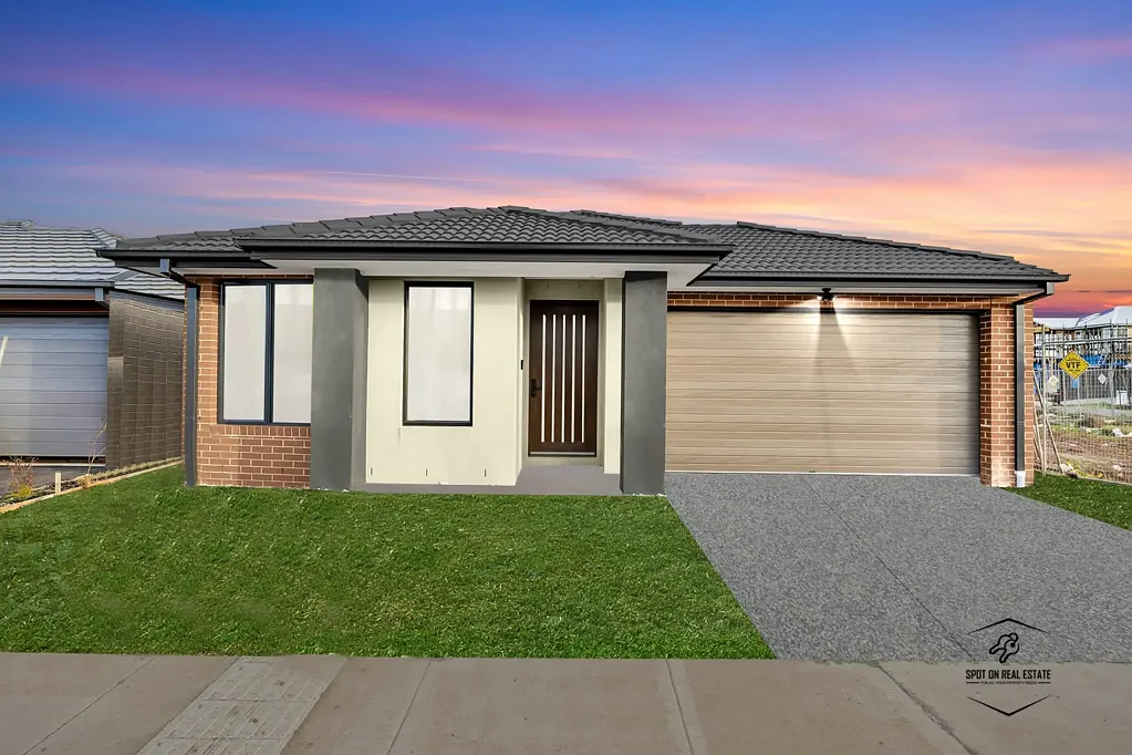 Rockbank 4 Bedroom Brand-New Luxury Family Home in Willow Springs Estate