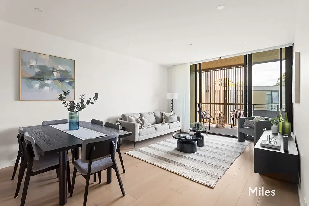 Ivanhoe East 3房 精心打造奢华 二楼公寓 低维护生活 高挑天花板 Engineered timber floors 高端Smeg家电 Vintec葡萄酒冰箱 美食厨房 石材早餐台 朝北undercover露台 中央花园景致 Communal barbecue area 三间walk-in wardrobe卧室 主卧豪华ensuite underfloor heating 超大型淋浴间 设计师浴缸 European laundry 两个地下停车位 Yarra Parklands宁静 Ivanhoe East Village  Apartment Living At Its Best