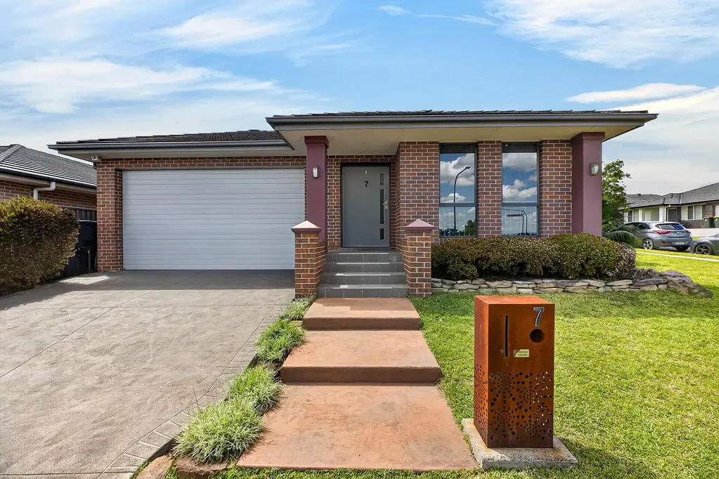 Appin 4房 街角地块魅力，兼具空间、风格和侧面通道潜力 Corner Block Appeal with Space, Style & Side Access Potential