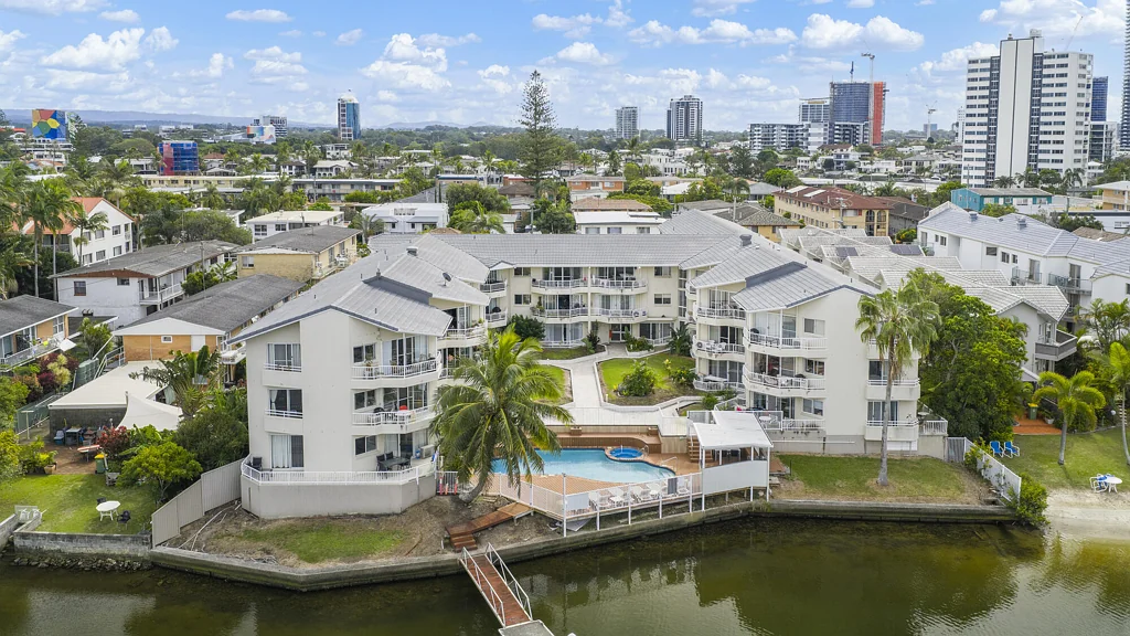 Surfers Paradise 2침실 Top Floor Opportunity with Skyline Views & Rare Dual Car Accommodation