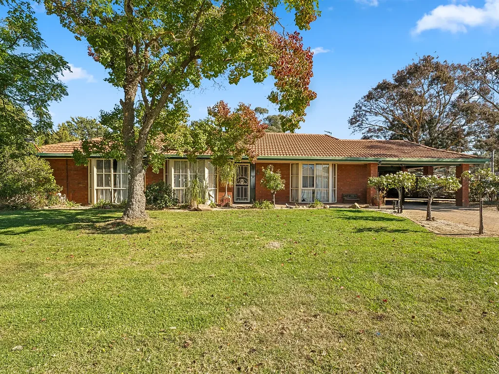 Numurkah 3ห้องนอน Incredible Development & Lifestyle Opportunity – 1.98HA Zoned Residential Land with Family Home & Business Infrastructure