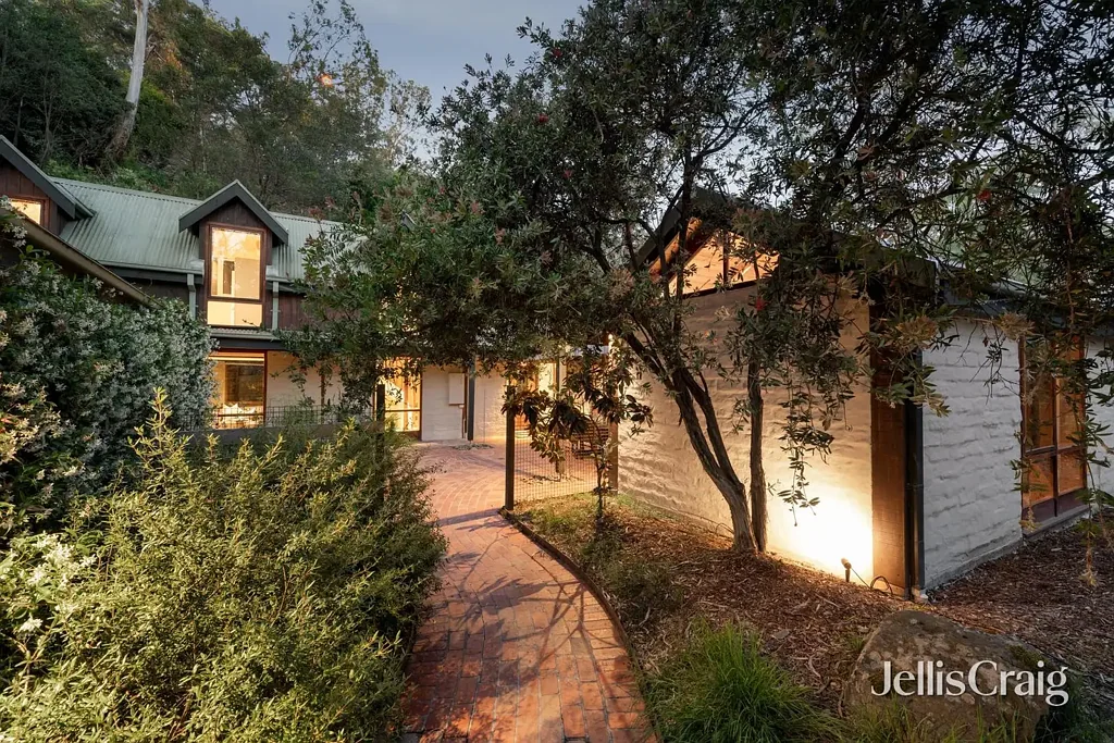 Eltham North 4房 定制泥砖房 961㎡土地 回收红砖庭院 高耸教堂顶 落地窗景致 主卧带步入式衣帽间 桑拿房NBN连接 宁静便利生活 Natural Beauty, Privacy & Thoughtful Design