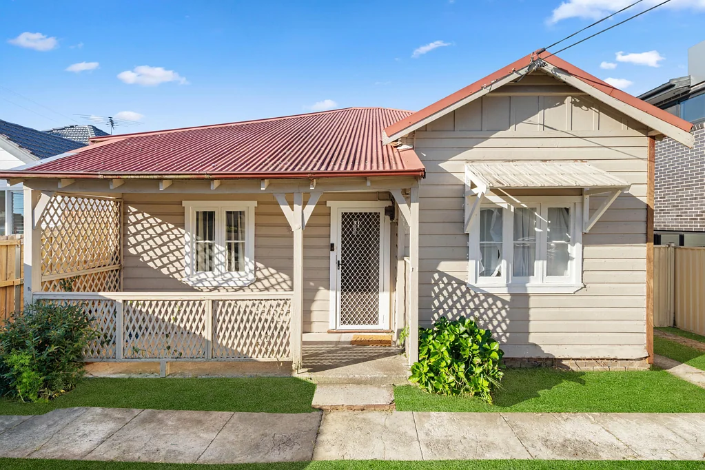 Hurstville 3ห้องนอน Renovate or Rebuild Your Dream Family Home (S.T.C.A) within Hurstville Public School Catchment