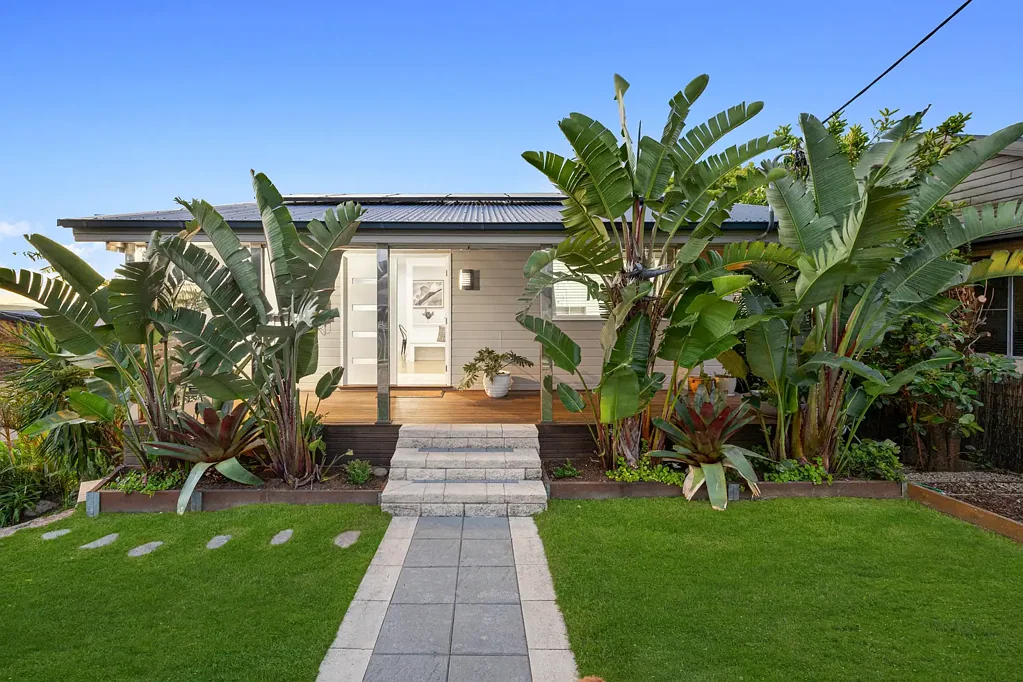 Speers Point 6房  Two Homes in One in Prime Lakeside Locale