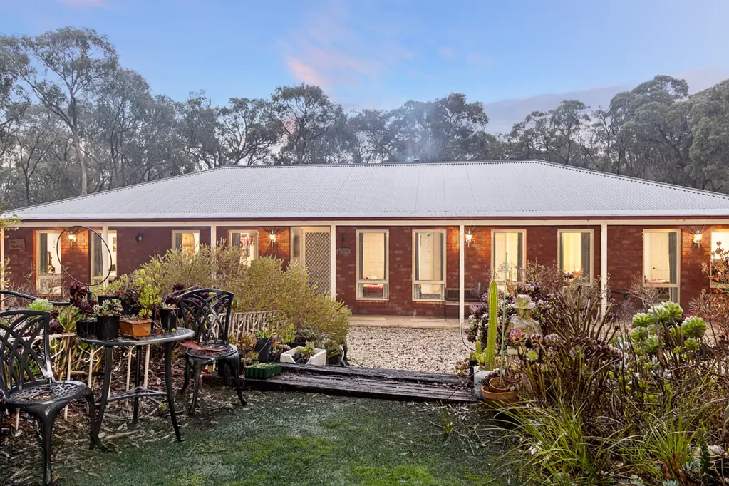 Smythesdale 4 Bedroom Spacious 5-Acre Escape with Alfresco Entertaining & Shedding