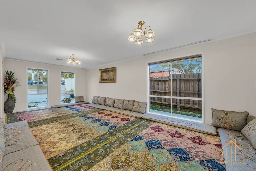 Narre Warren South 6 Bedroom Stylish & Spacious: Double Kitchen, Double Storey, Double the Comfort