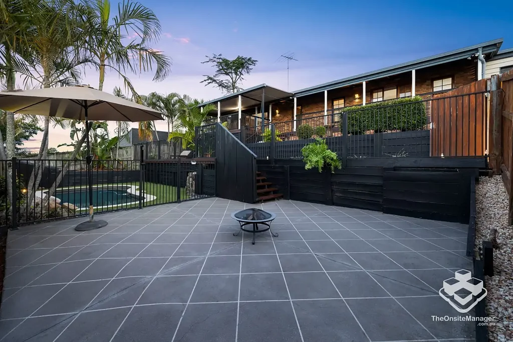 Aspley 3房 Aspley Grove最佳街道 高地壮丽景观 600m2+低维护地块 闪亮泳池 家庭友好 22面板太阳能 节能高效 完美入住状态 Elevated Family Oasis in Premium Aspley Grove with Unbeatable Views