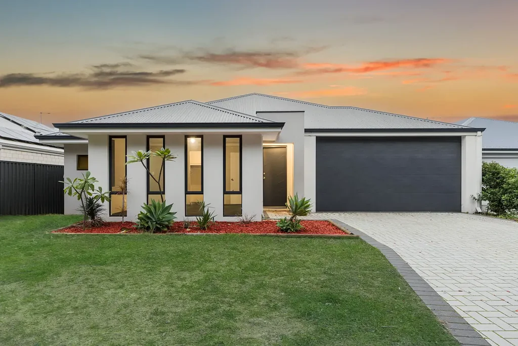 Seville Grove 5 Slaapkamer Contemporary Family Living in a Highly Convenient Location