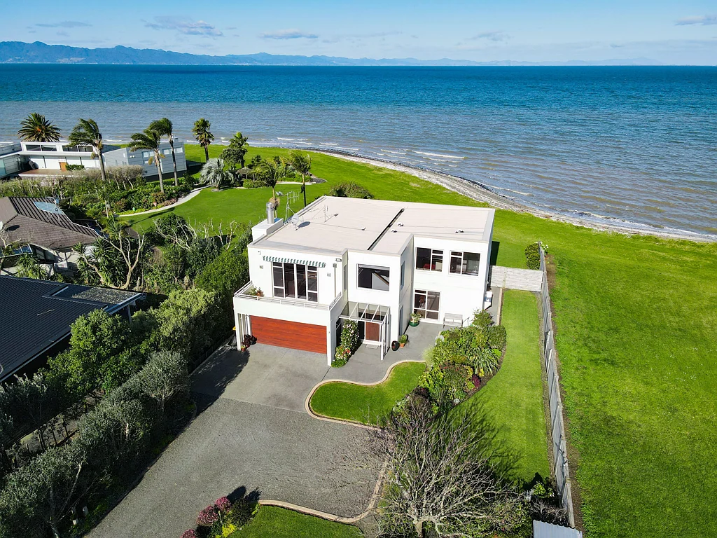 Kaiaua Beachfront brilliance