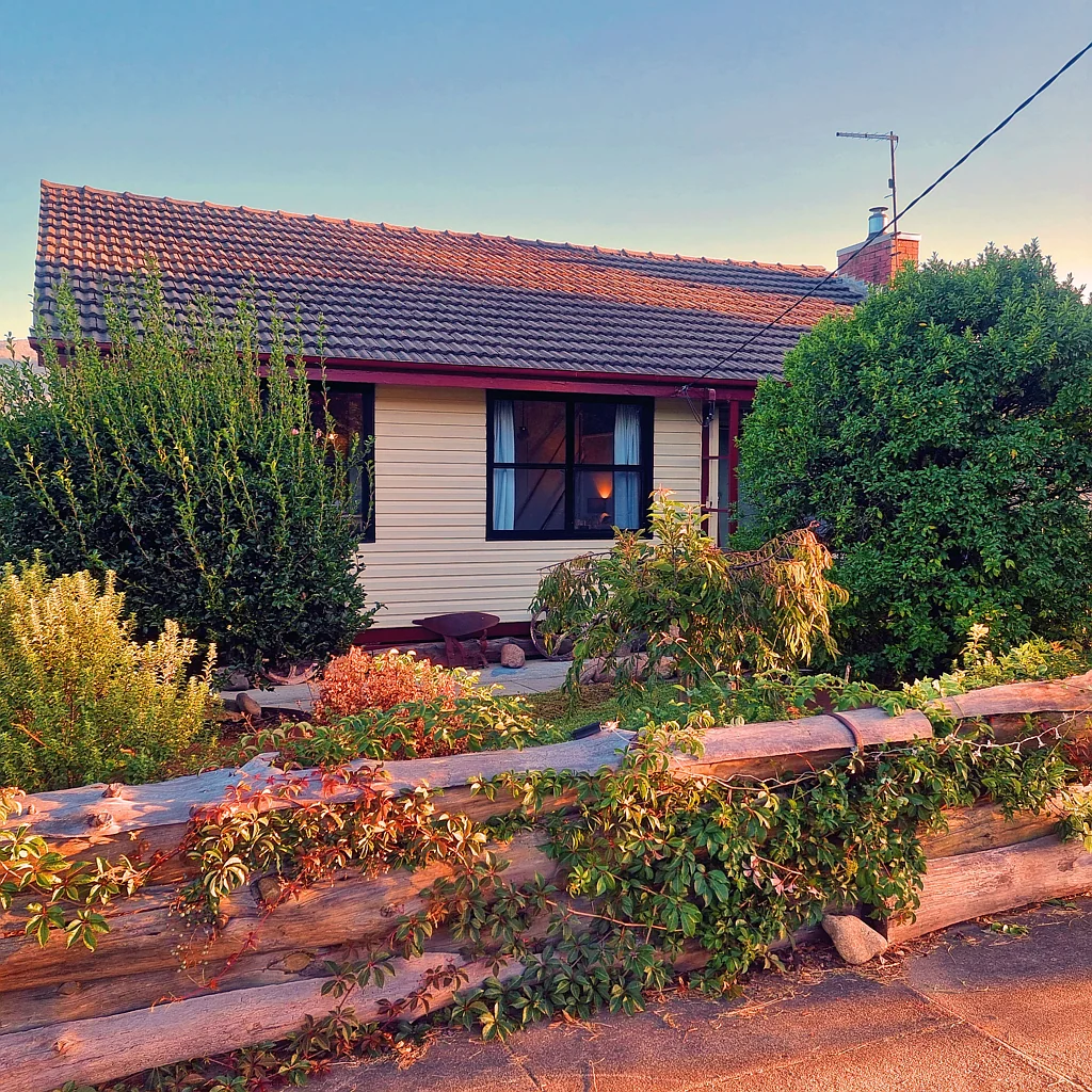 Corryong 3ਬੈੱਡਰੂਮ So close to town!!! Beautifully fitted out Investment Property - Fully Furnished