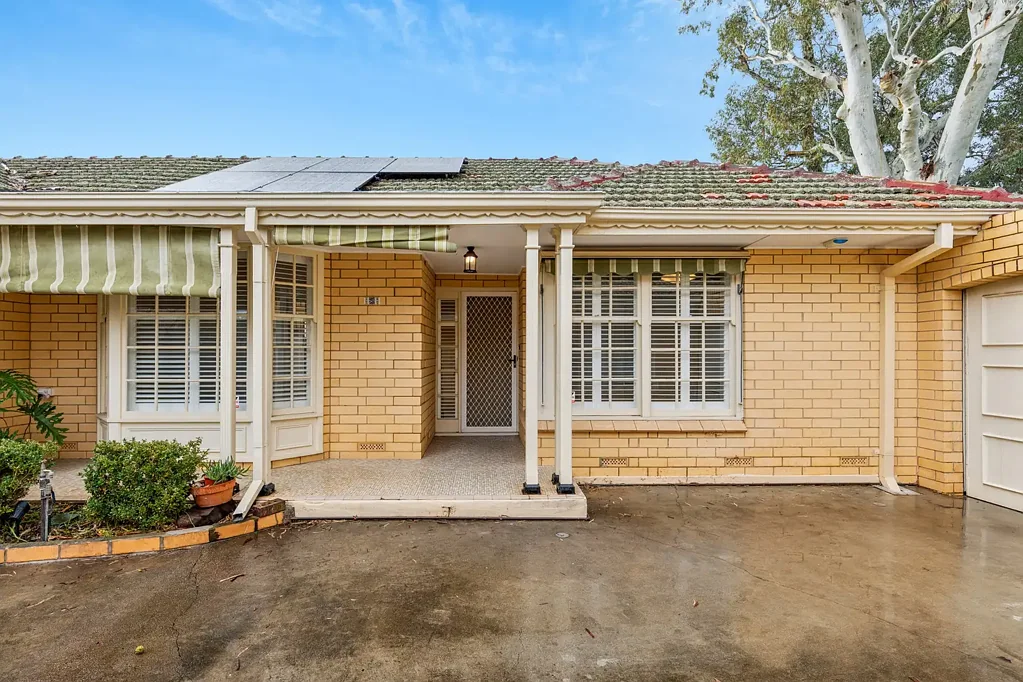 Delightful 2 or 3 Bedroom Home Unit. 
Excellent Location. Solar Panels.