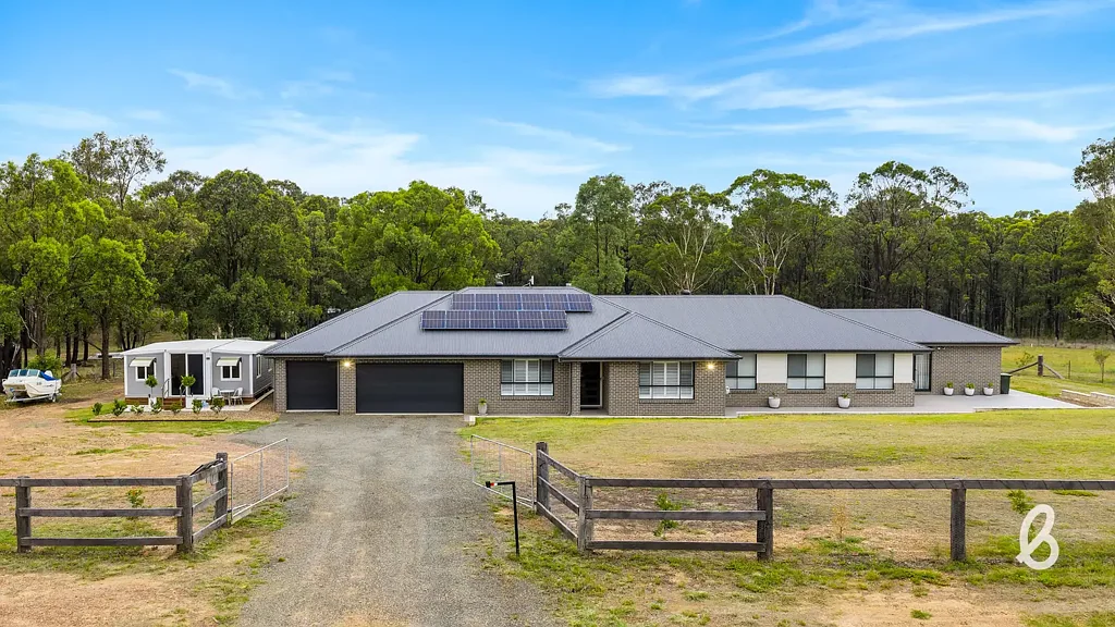 Singleton 17 acres | 10 mins from town | Expansive modern residence