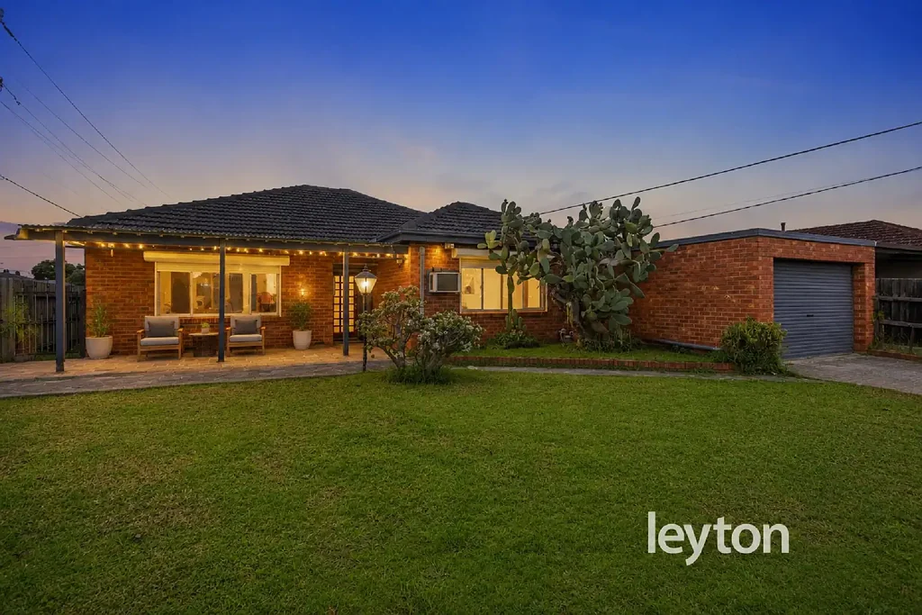 Noble Park 3房 转角砖房宝地 3卧独立卫浴 宽敞车库 邻校近站 Corner Opportunity in a Convenient Family Location