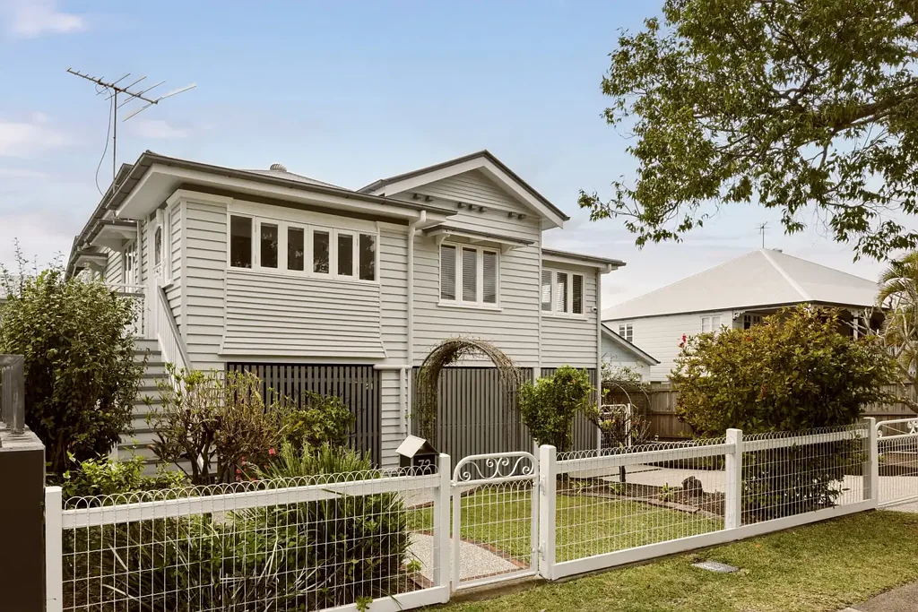 Bulimba 3 Slaapkamer Convenient Queenslander with 4 car lockup accommodation + workshop