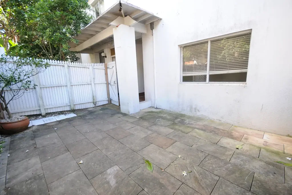 Bondi Beach 2房 海滨隐居之所 私密四户楼块 步行即达沙滩 精品现代公寓 开放式起居空间 底楼私人入口 Two Bedroom Garden Apartment Only Footsteps to Bondi Beach!