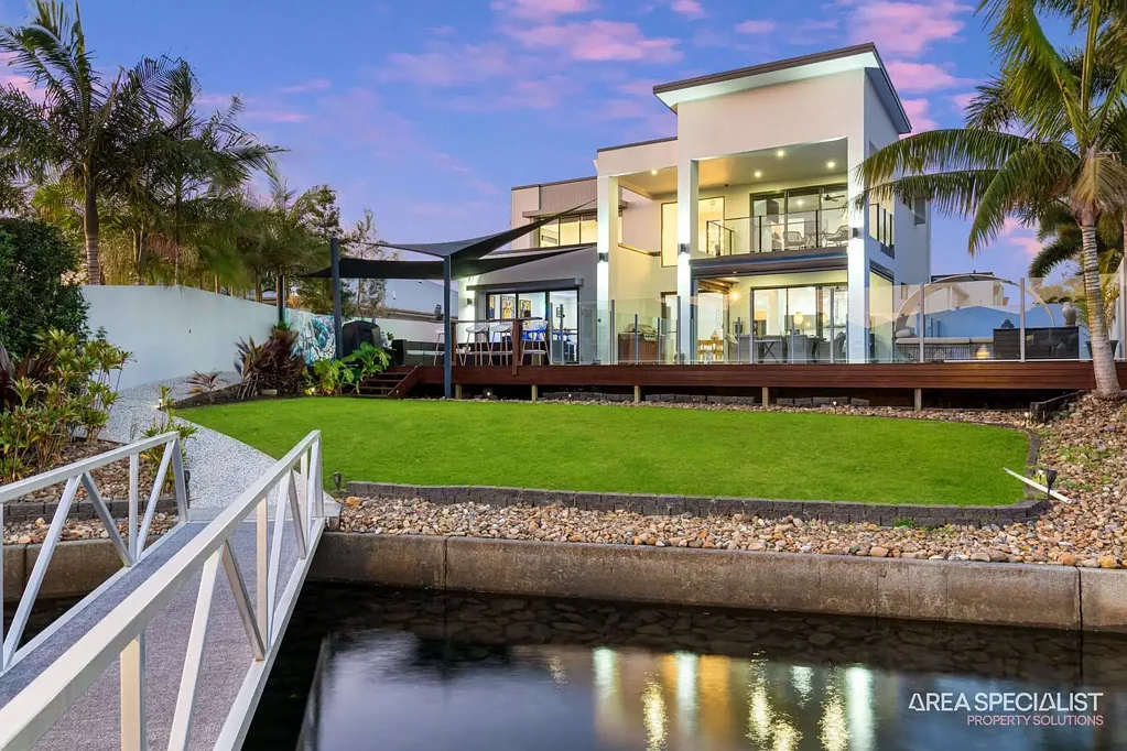 Jacobs Well 5 Slaapkamer Exquisite Waterfront Sanctuary | Your Dream Home Awaits
