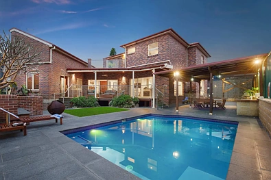 Lidcombe 6 Slaapkamer Grand Full Brick Family Home with Pool, Office & Entertainer's Lifestyle