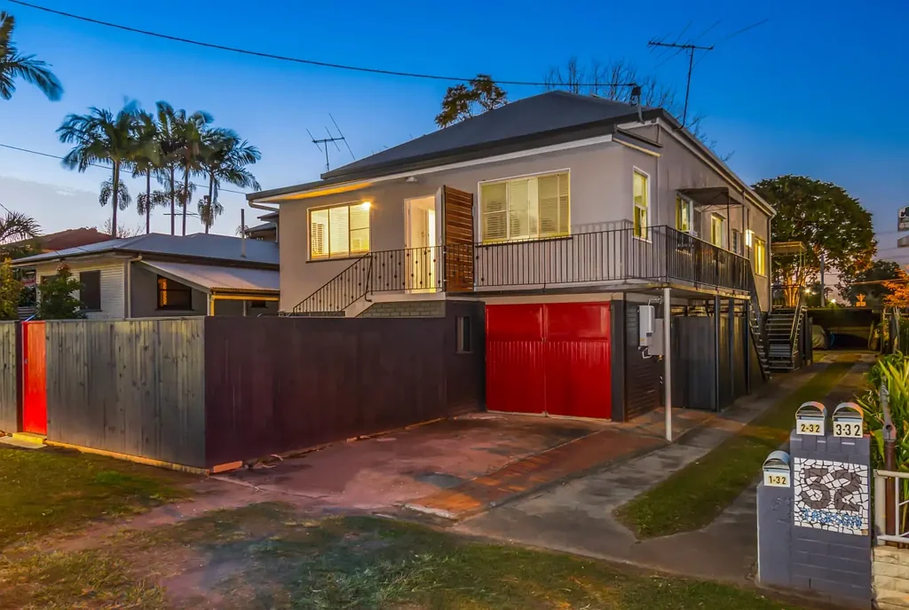 Hamilton 3ਬੈੱਡਰੂਮ LARGE MULTI-INCOME HOUSE ON A LMR2 ZONED BLOCK