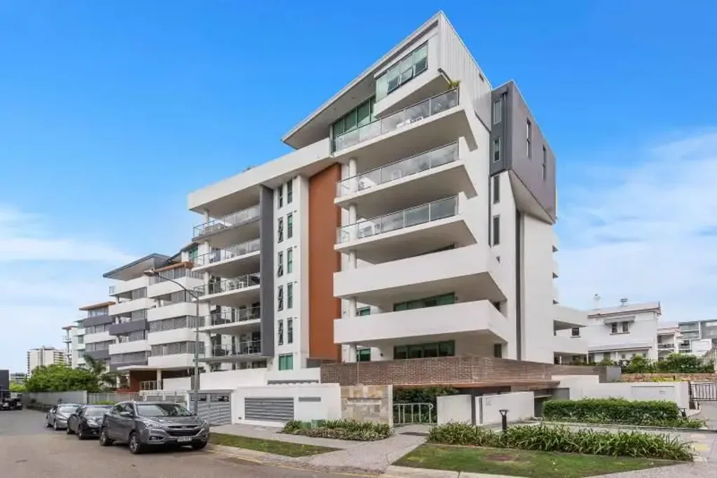 BEAUTIFUL RIVER FRONTAGE EXECUTIVE APARTMENT - FURNISHED - YUNGABA APARTMENTS
