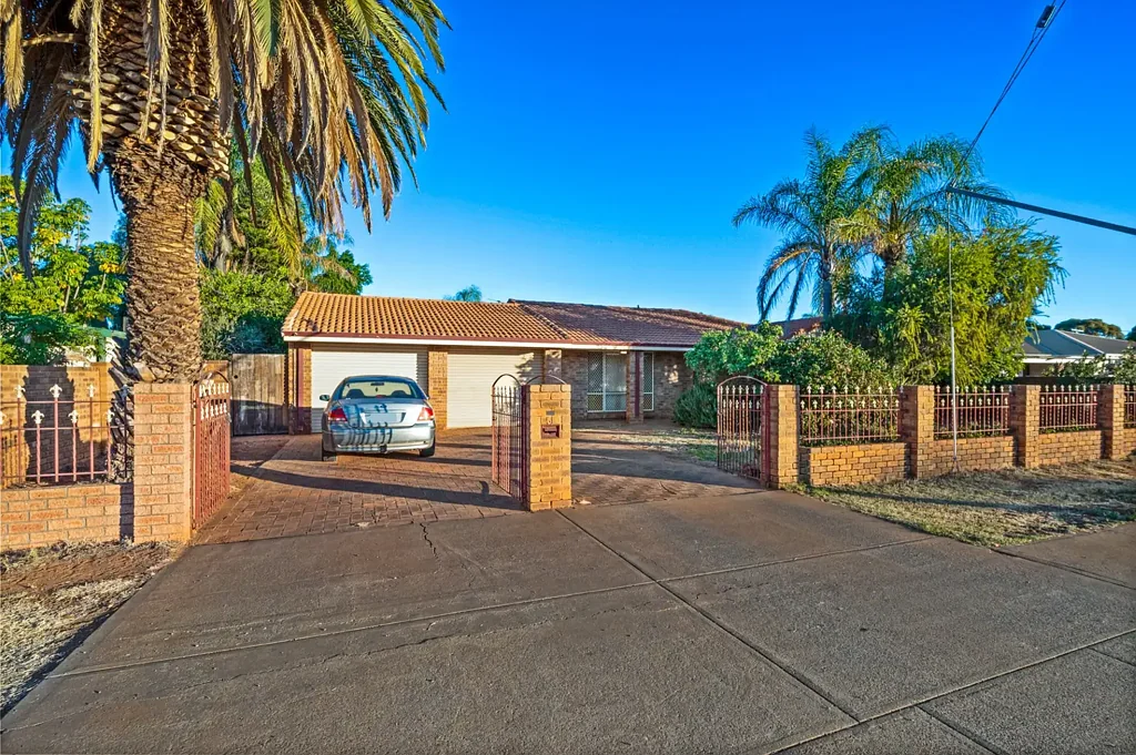 South Kalgoorlie 5房  Spacious, Brick FIVE-Bedroom Home; With The Bonus Of A Sparkling Below-Ground Pool!