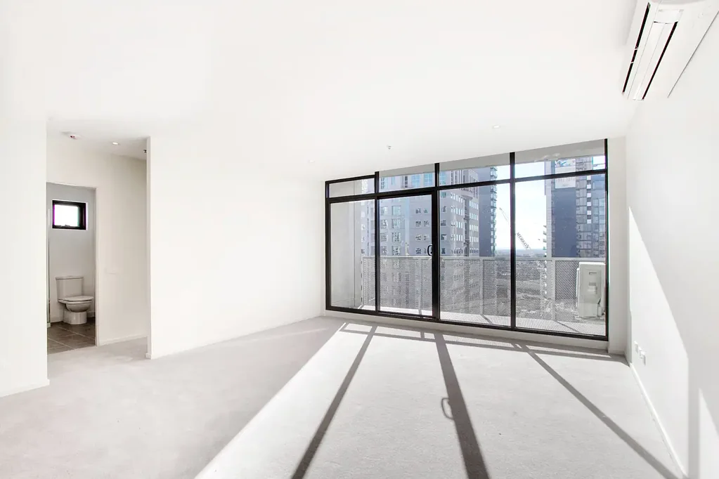 TWO BEDROOM APARTMENT WITH NATURAL LIGHTS AND CITY VIEWS - EXTRA CARPARK AVAILABLE UPON REQUEST