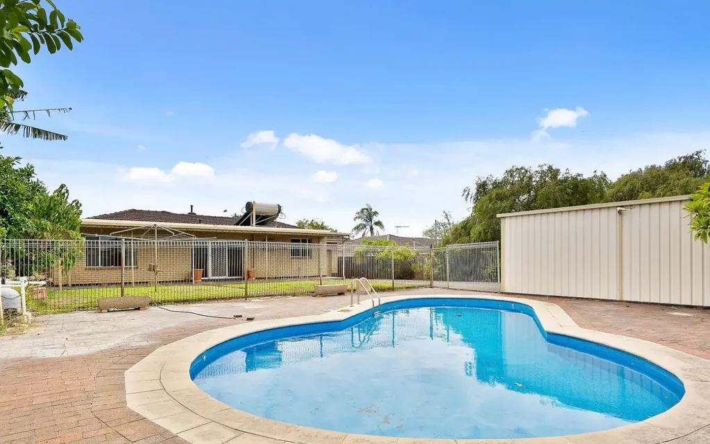 A Pool, A workshop, Multiple Living Areas.... What more do you want?