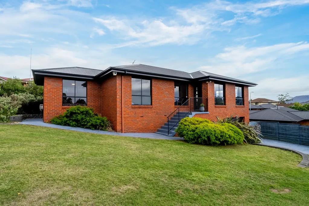 Sunny 3 Bed Home with Deck & Garage